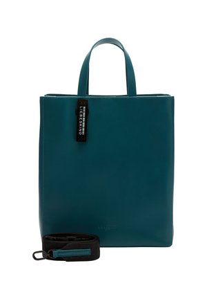 Prostokątna torba na ramię w kolorze zielonkawoniebieskim z dwoma krótkimi uchwytami, czarnym i zielonkawoniebieskim odpinanym paskiem na ramię oraz czarną metką z białym napisem.