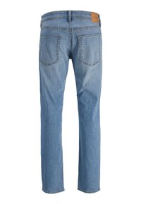 Jean en denim bleu clair à jambes droites, vu de dos avec deux poches arrière et une étiquette de marque en cuir marron sur la ceinture.