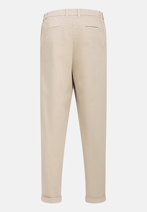 Beige Hosen mit tailliertem Schnitt, ausgestattet mit Gesäßtaschen und hochgekrempelten Säumen. Der Stoff ist glatt und hat einen leichten Glanz für einen eleganten Look.