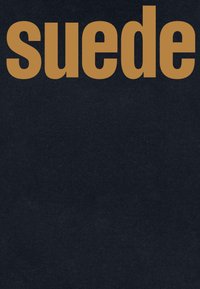 Svart mockastoff bakgrund med ordet "mocka" tydligt visat i fet, gyllene bokstäver.