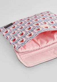 Ručna torba za laptop s vanjskim materijalom u ružičastoj boji koja sadrži ponavljajući uzorak crvenih ruža na krem pozadini. Unutrašnjost je s glatkim ružičastim oblogom.