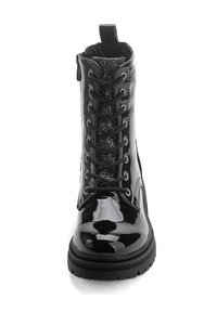 Stivaletto in vernice nera con lacci, pannello decorativo scintillante e suola in gomma robusta. Presenta un tassello per una facile calzata.