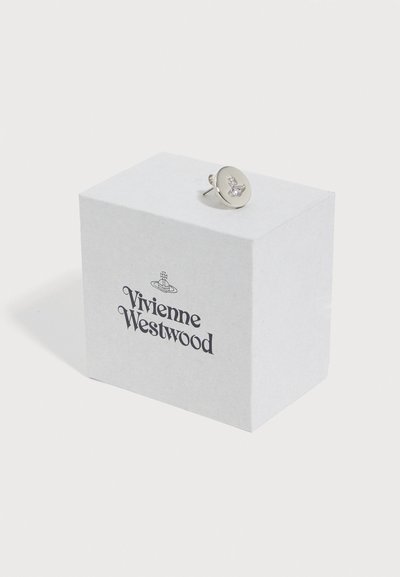 Clou d'oreille rond en argent avec un petit emblème orb de Vivienne Westwood sur une boîte blanche portant le logo Vivienne Westwood.