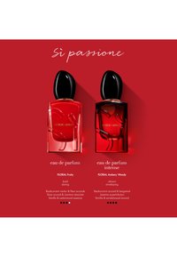 Due flaconi di profumo rossi con tappi neri su uno sfondo rosso. Il flacone a sinistra ha una forma curvilinea ed è etichettato "eau de parfum". Quello a destra è più angolare ed è etichettato "eau de parfum intense".