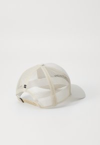 Lett beige snapback caps med mesh-bak og solid frontpanel, buet skjerm. Har snap-back lukking og subtil logo detalj bak.