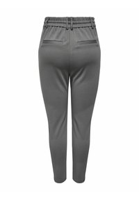 Szare spodnie dresowe o gładkiej fakturze, z elastycznym paskiem w talii i dwiema kieszeniami z tyłu. Dopasowane przy kostkach z tapered leg design.