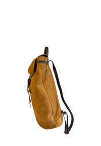 Brązowy plecak ze zamszu o miękkiej teksturze, z brązowym skórzanym paskiem, zamknięciem na zamek oraz smukłym, zwężającym się kształtem.