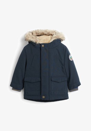 Manteau d'hiver pour enfants bleu marine avec capuche en fausse fourrure, boutons-pression à l'avant, poches à rabat et écusson sur la manche gauche.