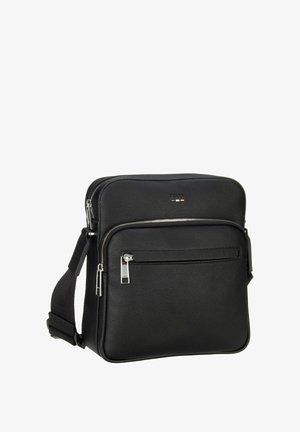 Sort skuldertaske i læder med tekstureret overflade, udstyret med en lynlåslomme foran og justerbar rem. Sølvfarvede metaldele.