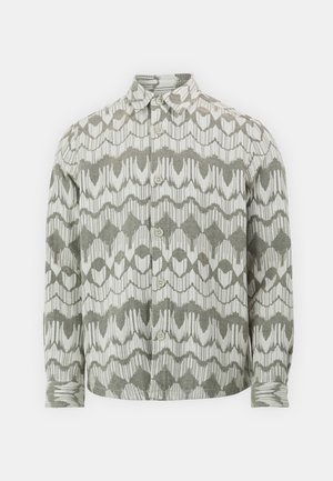Hosszú ujjú, könnyű anyagból készült ing, zöld és krémszínű geometrikus mintával, gombos elülső résszel és hegyes gallérral.