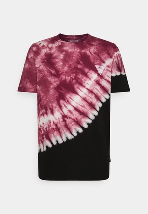 Koszulka z krótkim rękawem tie-dye w kolorach bordowym, białym i czarnym, z małym trójkątnym logo na górnej lewej części klatki piersiowej.