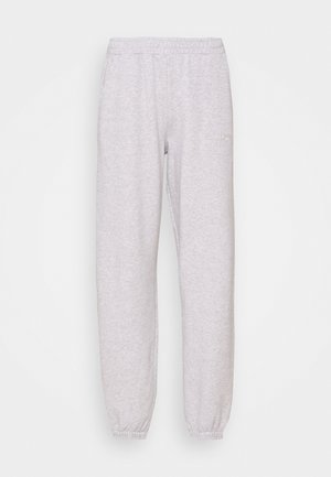 Pantalon de survêtement gris clair avec taille élastique et poignets aux chevilles, design uni, présenté sur fond blanc.