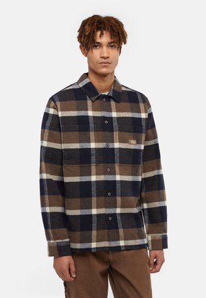 Braun und marineblau kariertes Flanellhemd mit knopffront, zwei Brusttaschen und einem kleinen Logopatch, aus einem weichen, strukturierten Material.