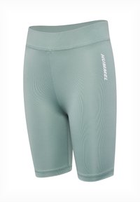 Lysegrønne tætsiddende sportsshorts med høj talje, knælange og med hvidt "HUMMEL" logo på venstre lår.