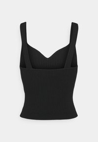 Černý top s širokými ramínky a výstřihem do V, s přiléhavým střihem a texturovanou tkaninou pro větší hloubku.