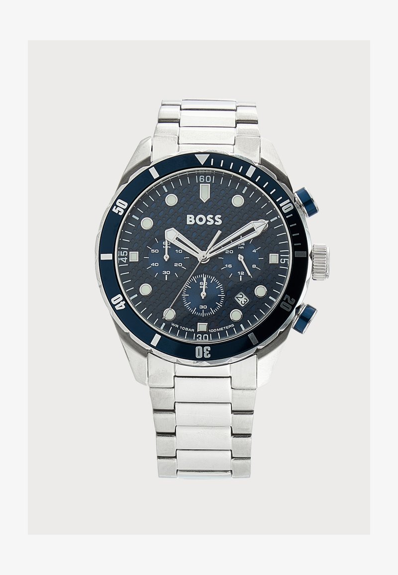 Ρολόι χρονογράφος Hugo Boss από ανοξείδωτο ατσάλι με μπλε υφασμάτινο καντράν, περιστρεφόμενη στεφάνη, ένδειξη ημερομηνίας και τρεις υποκλίμακες σε μεταλλικό μπρασελέ.