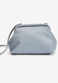 Borsa a tracolla in pelle azzurro chiaro con una texture morbida, forma arrotondata, manico corto e chiusura a cerniera in tonalità argento.
