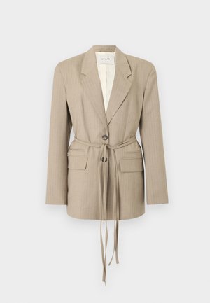 Beige Nadelstreifen-Blazer mit gekerbtem Revers, zwei vorderen Pattentaschen, Knopfverschluss und einem gebundenen Stoffgürtel in der Taille.