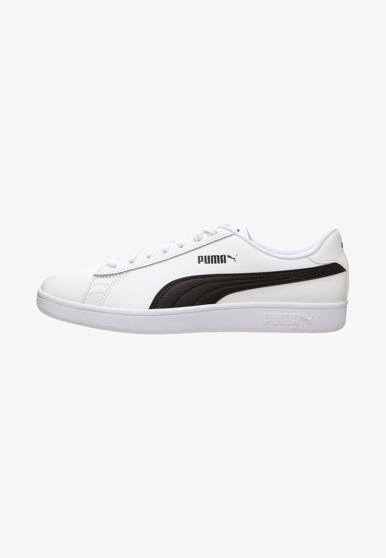 Baskets blanches Puma avec logo bande noire sur le côté, semelle blanche et lacets blancs, vues de la partie extérieure.