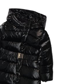 Giacca a vento nera con superficie lucida e riflettente, dotata di colletto alto e cintura elastica con accento metallico.