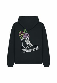 Felpa nera con cappuccio, caratterizzata da un stivale ricamato in bianco con fiori colorati, tra cui fioritura rosa e viola e foglie verdi, sulla schiena.