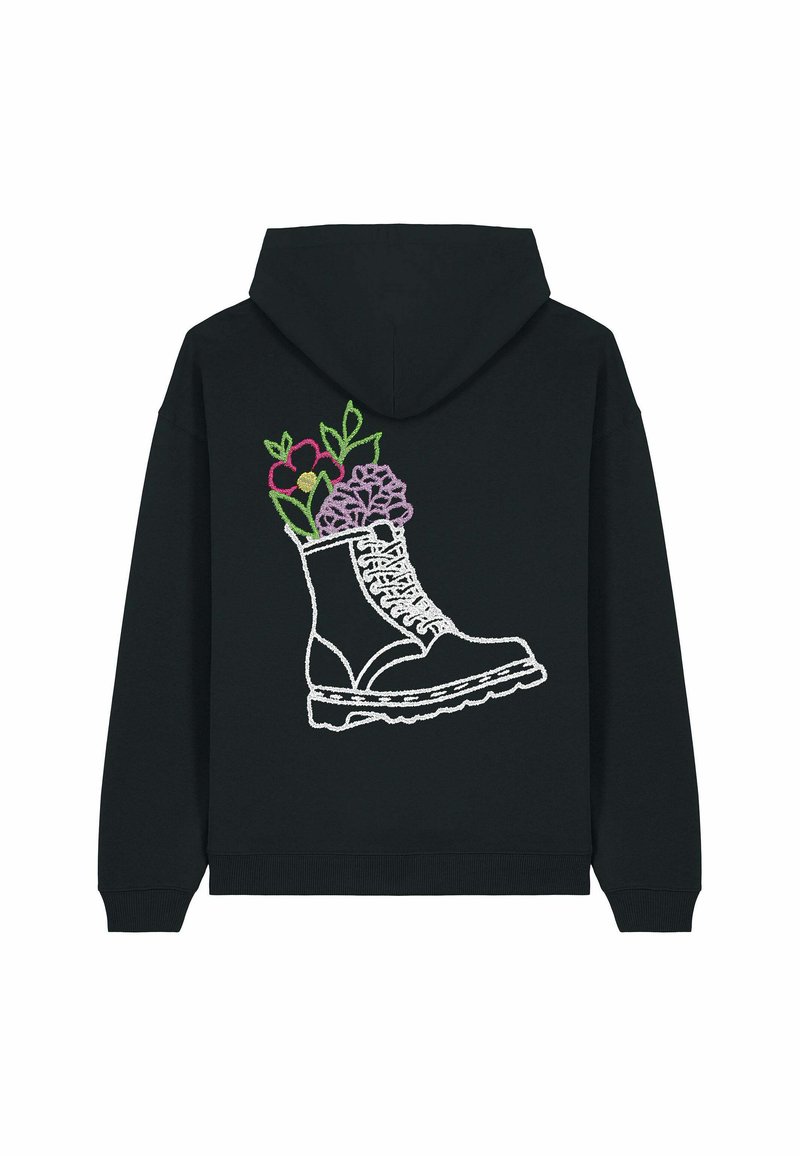 Felpa nera con cappuccio, caratterizzata da un stivale ricamato in bianco con fiori colorati, tra cui fioritura rosa e viola e foglie verdi, sulla schiena.