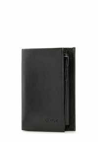 Czarny skórzany portfel o prostokątnym kształcie, z gładką fakturą, otwarty z boku, ukazujący przegródki na karty oraz logo wytłoczone z przodu.