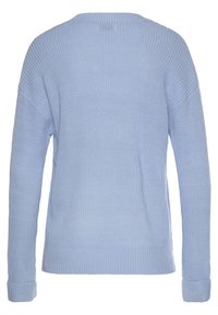 Hellblauer gestrickter Pullover mit langen Ärmeln, einem gerippten Rundhalsausschnitt sowie geripptem Saum und Bündchen. Verfügt über ein strukturiertes, offenes Webmuster.