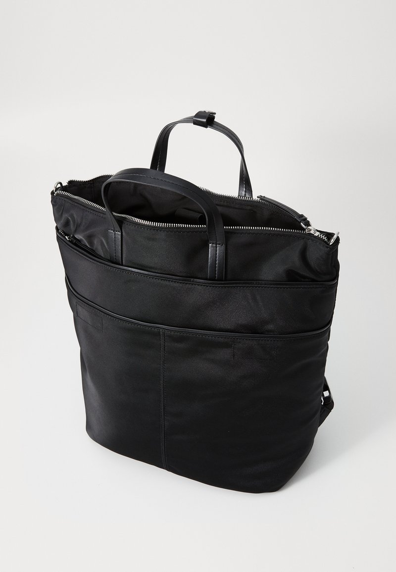 Borsa a mano in tessuto nero con due manici superiori, chiusura con zip e tasca frontale. Caratterizzata da una texture liscia e da un design sobrio.