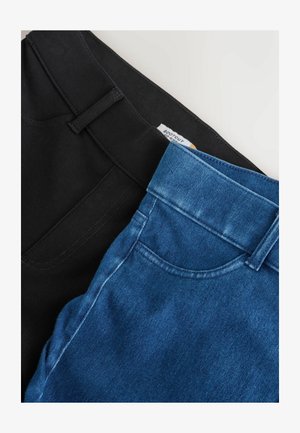 Dos pares de pantalones: uno negro y otro de mezclilla azul. Ambos cuentan con cinturillas amplias, bolsillos frontales y texturas de tela suaves.