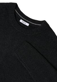 Maglione nero a maglia con scollo rotondo, caratterizzato da una sottile trama. Etichetta del marchio "CECIL" visibile al colletto.