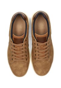 Braune Wildledersneaker mit Lederelementen, runde Zehenpartie, flacher Sohle und beiger Gummisohle. Mit braunen Schnürsenkeln und einem Logo auf der Innensohle.