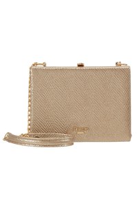 Clutch bag metallica oro con motivo testurizzato, tracolla a catena e chiusura a scatto. Presenta un logo sulla parte anteriore, forma rettangolare compatta.