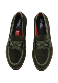 Scarpe slip-on in suede verde oliva con un accento decorativo a catena, punta rotonda, interno rosso a contrasto e dettaglio della suola cucito.
