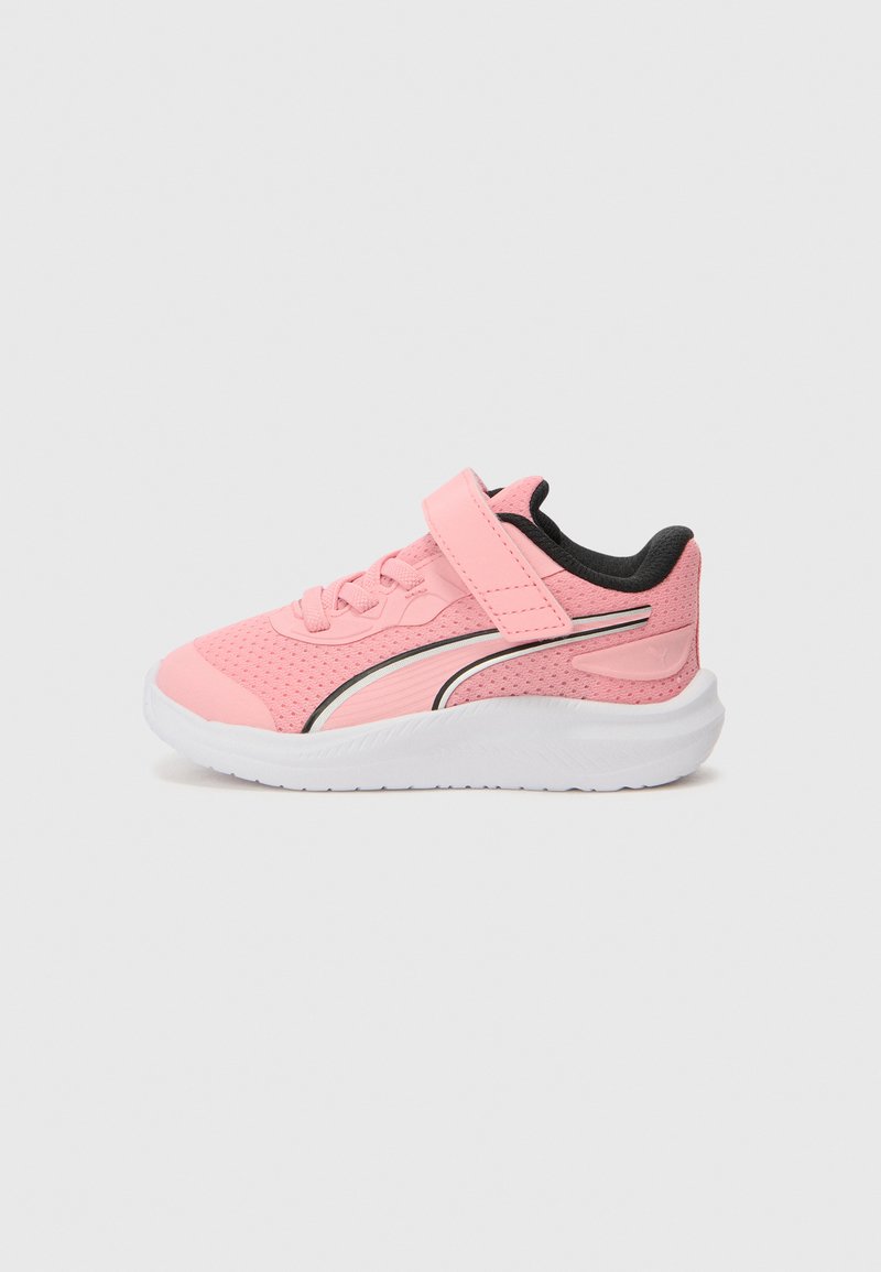 Baskets de sport roses avec une tige en mesh, des accents noirs, une sangle Velcro et une semelle en caoutchouc blanche. Présente une texture perforée pour la respirabilité.