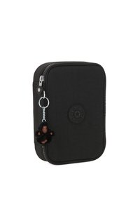 Pochette zippée en tissu noir avec un patch en caoutchouc et un porte-clés singe détachable. Texture lisse avec des bords arrondis.