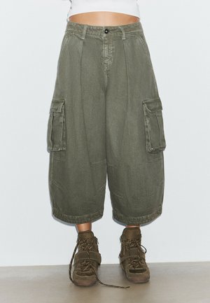 Stradivarius, TWILL CARGO BERMUDA SHORTS - Coupe large - khaki
