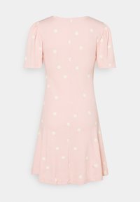 Rosa Kurzarmkleid mit ausgestellt Rock, rundem Ausschnitt und verstreuter weißer Gänseblümchen-Stickerei auf dem gesamten Stoff.