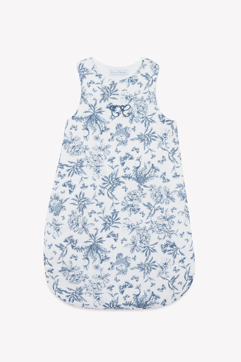 Φορμάκι ύπνου από βαμβάκι με λουλουδάτο μοτίβο σε μπλε και άσπρο, χωρίς μανίκια, με στρογγυλεμένο κάτω μέρος και κεντητά διακοσμητικά κοντά στη λαιμόκοψη.