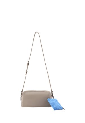 Bolso bandolera rectangular beige con una correa ajustable y una pequeña bolsa azul texturizada unida al lateral.