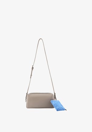 Beige rechthoekige crossbodytas met verstelbare band en een klein gestructureerd blauw zakje aan de zijkant bevestigd.