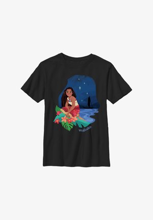 Sort t-shirt med et farverigt motiv af en karakter med krøllet hår, omgivet af tropiske blomster, stjerner og en vandscene.