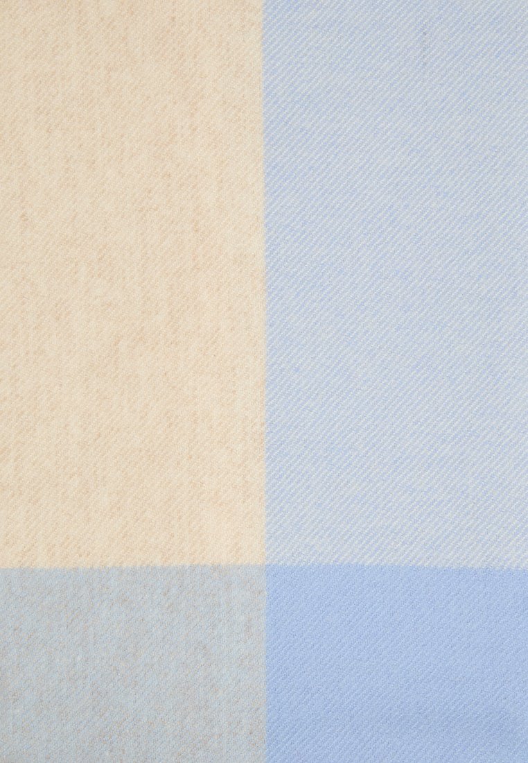 Gewebter Stoff in sanften Beigetönen und hellblau, mit einem karierte Muster, das eine glatte Textur und subtile diagonale Linien aufweist.