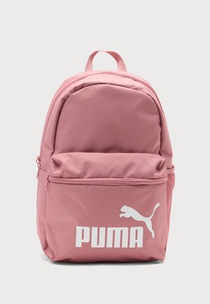 Pink Puma rygsæk med en forreste lynlåslomme, topstrop og hvidt Puma-logo på den forreste lomme mod en ensfarvet baggrund.