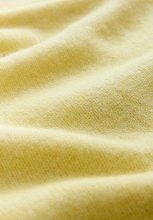 Mīksts, teksturēts audums gaisā dzeltenā krāsā, ar gludu, nedaudz pūkainu virsmu un maigām nokrāsu atšķirībām.