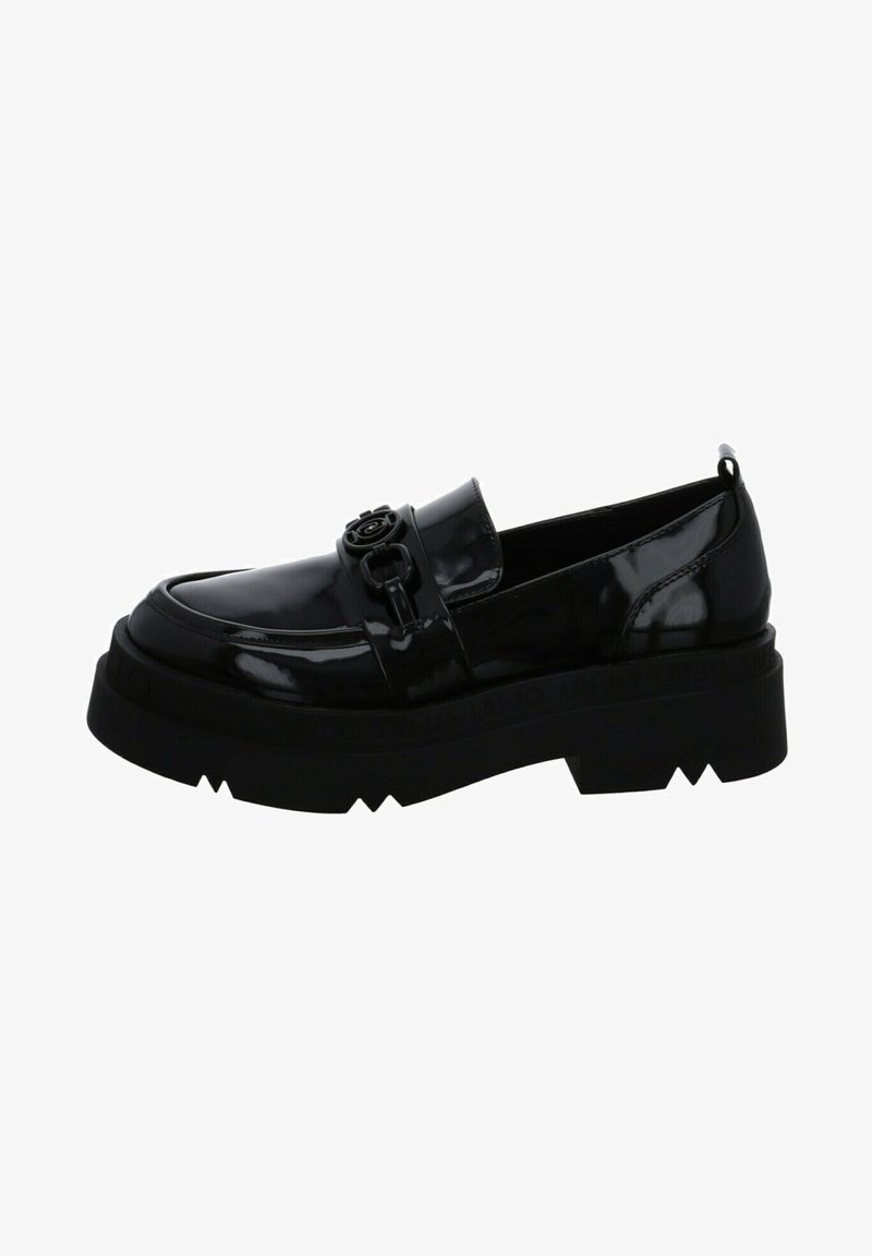 Mocassin en cuir verni noir avec semelle plateforme épaisse, chaîne décorative et bout arrondi.