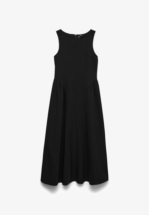 Sort ærmeløs kjole med rund halsudskæring, plisserede sider og lynlås i ryggen. Glat stof med en A-formet silhuet.