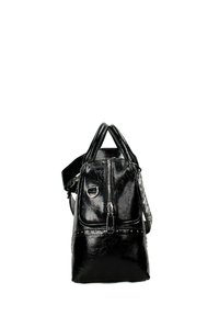 Zaino in pelle nera con finitura lucida, cerniere silver, dettagli con borchie e manici superiori doppi; inclusa tracolla regolabile.