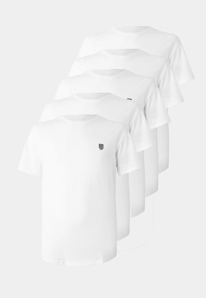 Weiße Baumwoll-T-Shirts mit Rundhalsausschnitt, kurzen Ärmeln und einem kleinen schwarzen Emblem auf der Brust. Fünf T-Shirts in gestapelter Anordnung präsentiert.