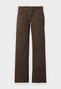 Bruine jeans met luipaardprint en een rechte pijpdesign, voorzien van een knoopsluiting en subtiele rode branding aan de voorkant. Zachte denimtextuur.